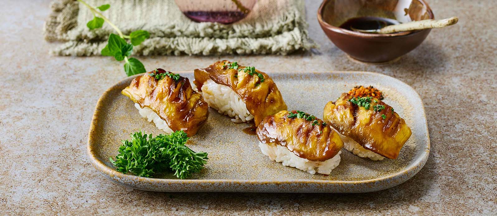 Vegansk kabayaki sushi
