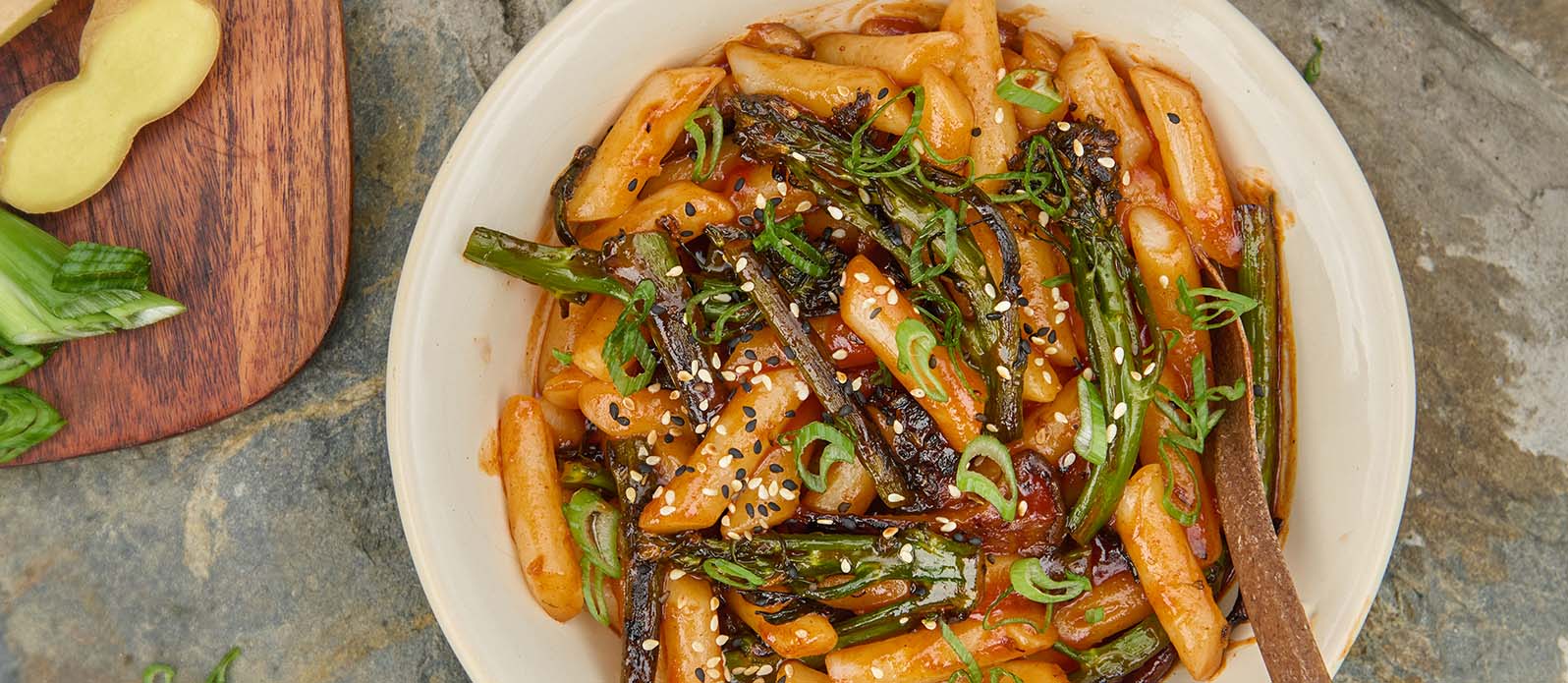 Sötsyrlig tteokbokki med ketchup och kimchisås