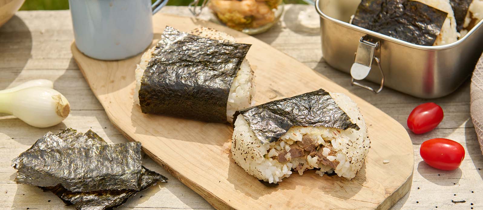 Kryddig tonfisk onigiri med kimchisås