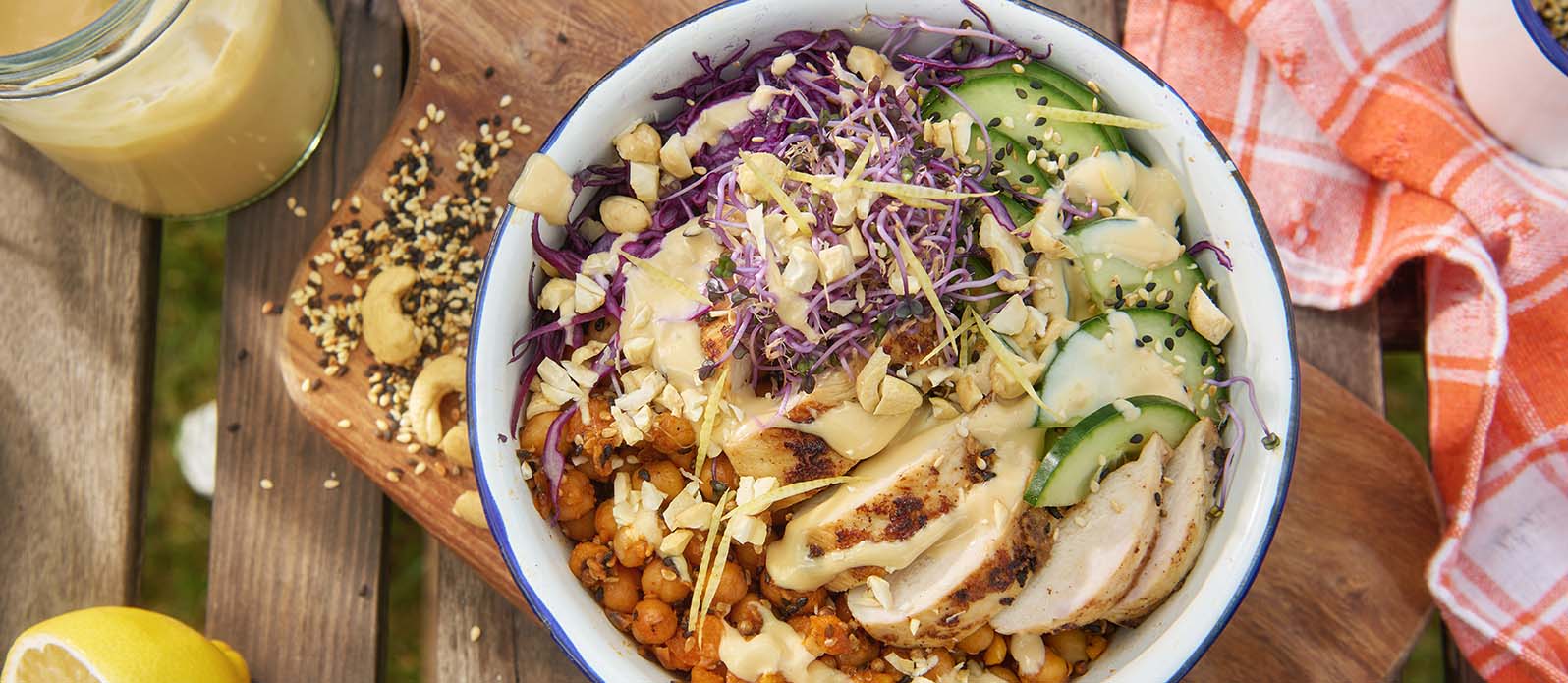 Kycklingsallad med rödkål och jordnötsponzusås