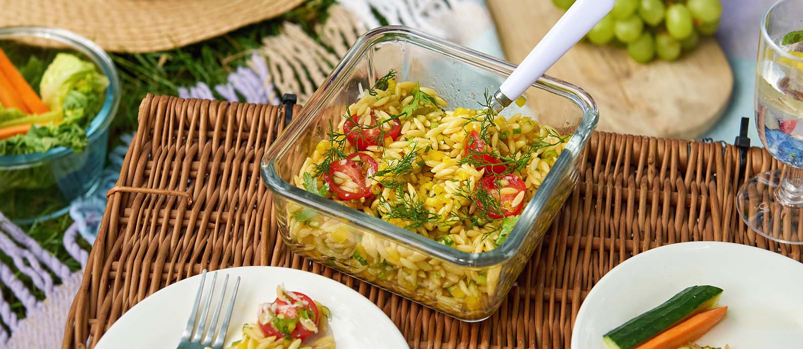 Orzo pastasallad med sommargrönsaker