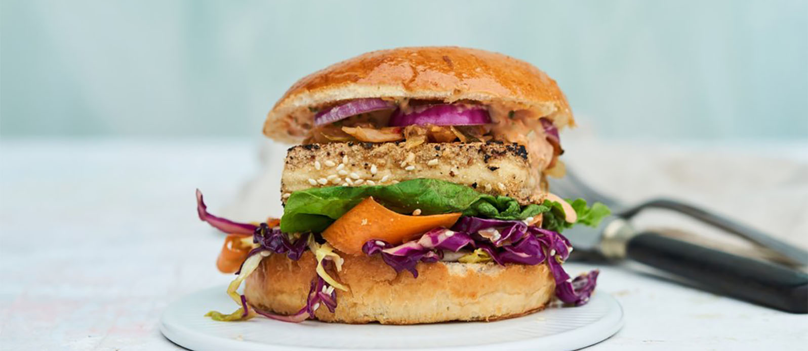 Tofuburgare med teriyaki-coleslaw och sriracha-dressing