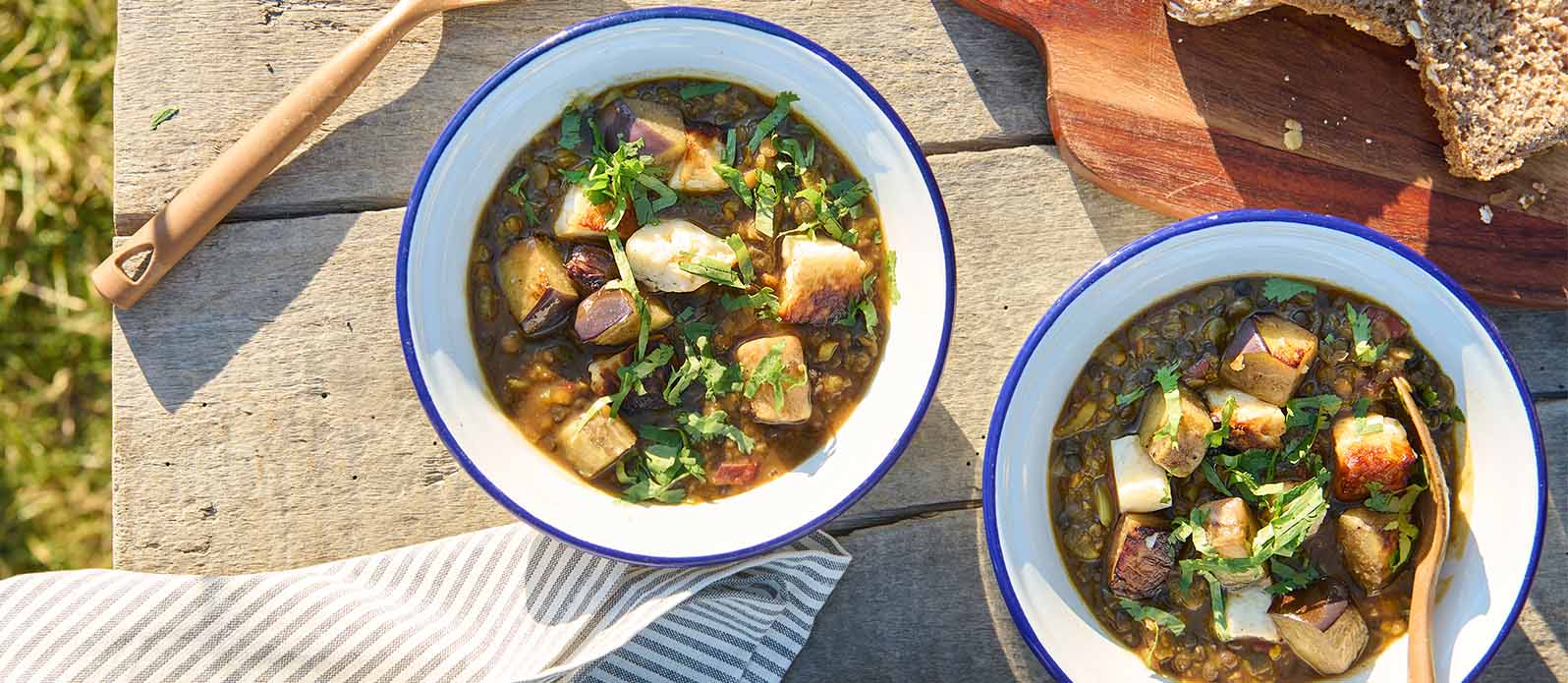 Indisk linsdal med aubergine och halloumi