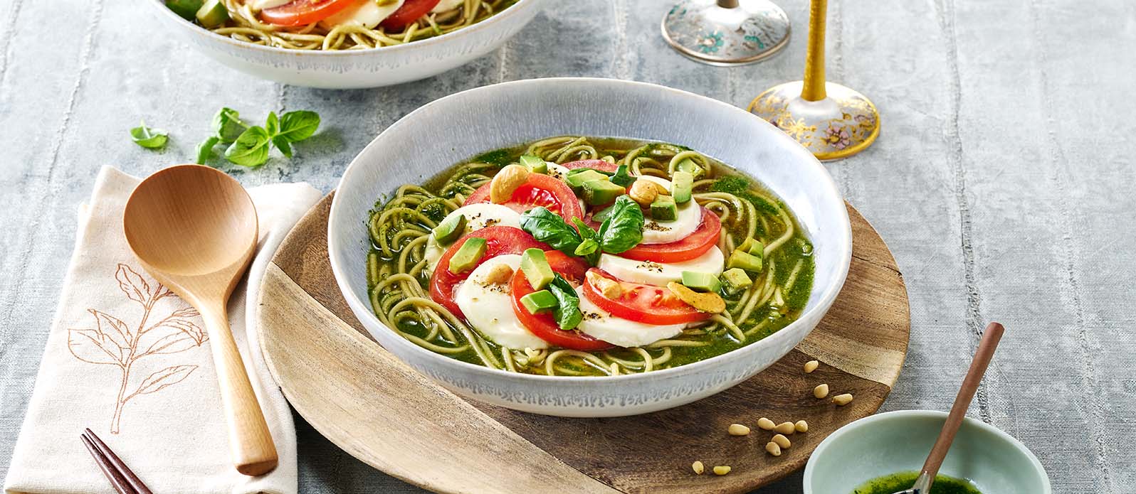 Caprese basilika ramen med mozzarella