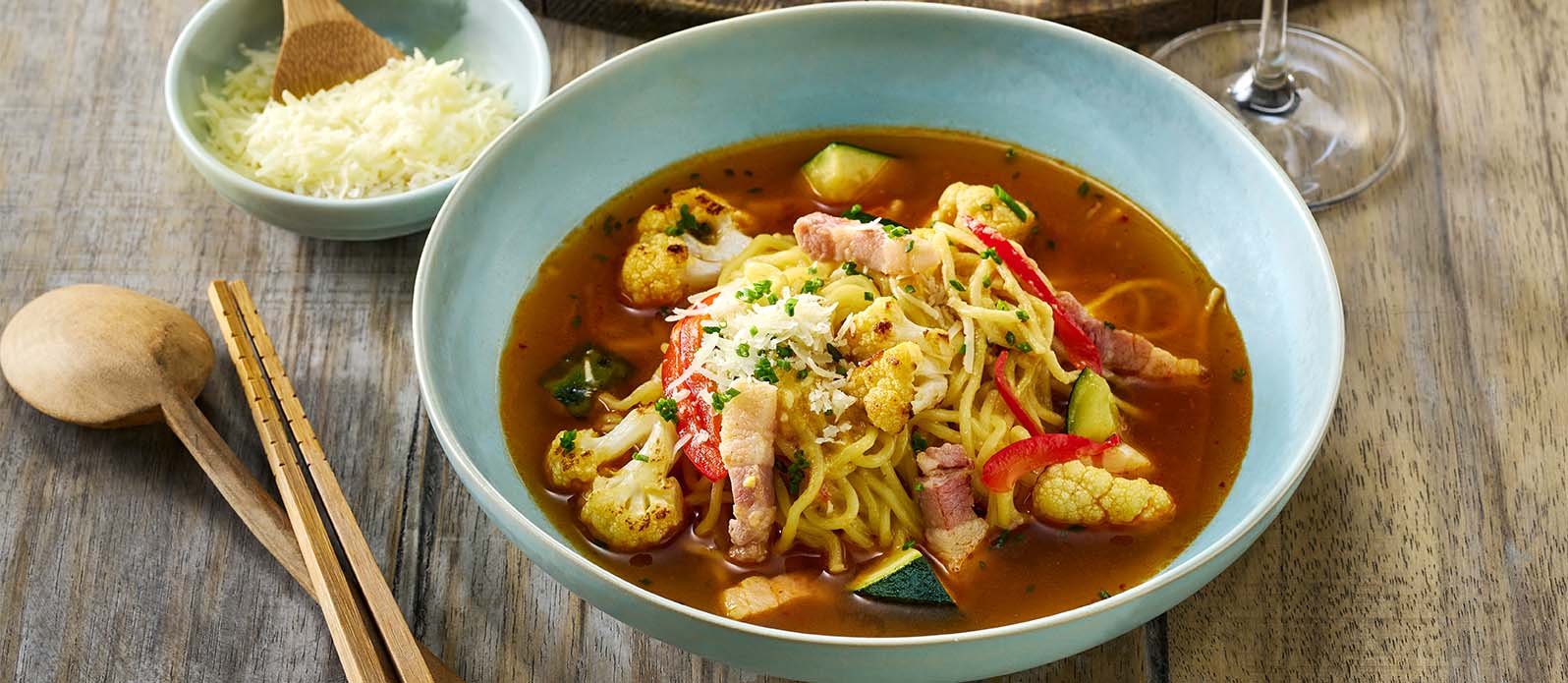 Krämig carbonara-ramen med en kick