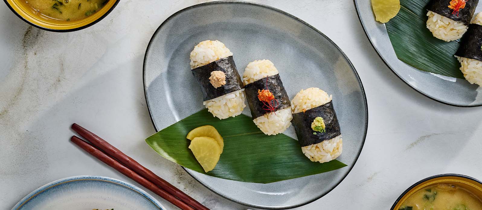 Tonfiskmajonnäs onigiri med kimchi eller wasabi