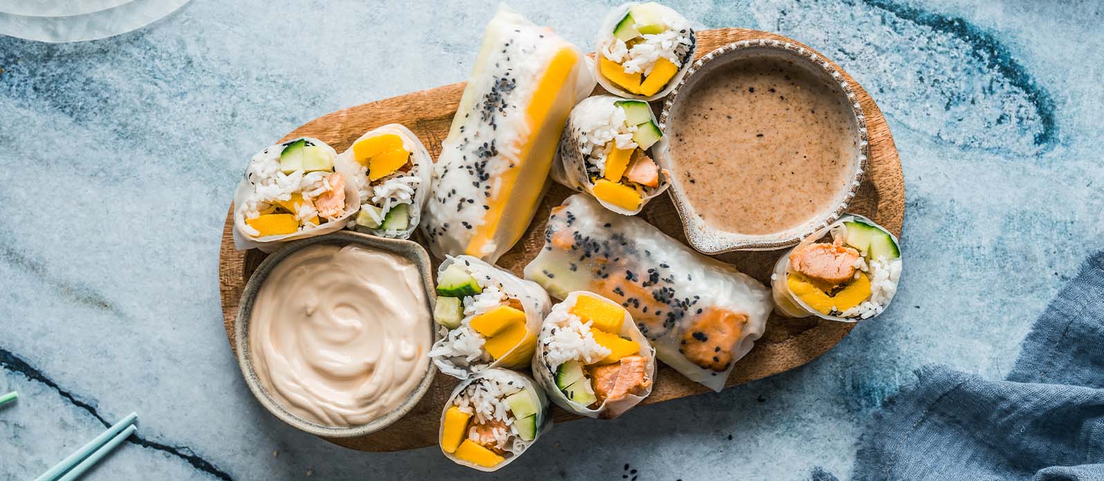 Ugnsbakade sommarrullar med lax, mango och ris