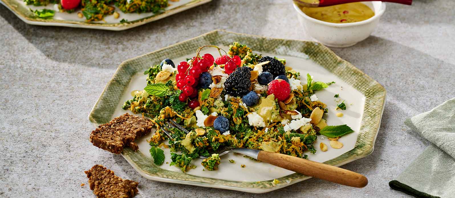Broccolisallad med grönkål och fetaost