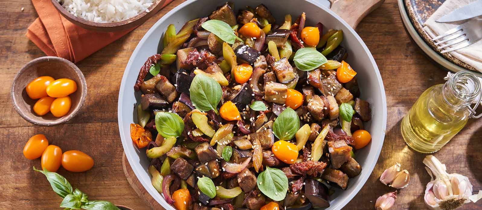Wokad aubergine och soltorkade tomater