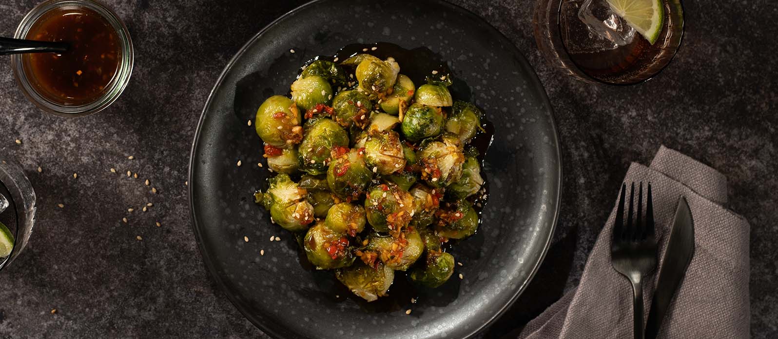 Krispig sallad med sesamfrön och brysselkål