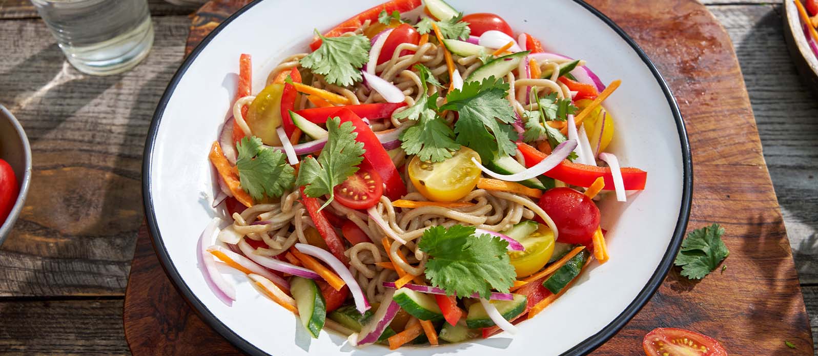Sobanudelsallad med tahinidressing