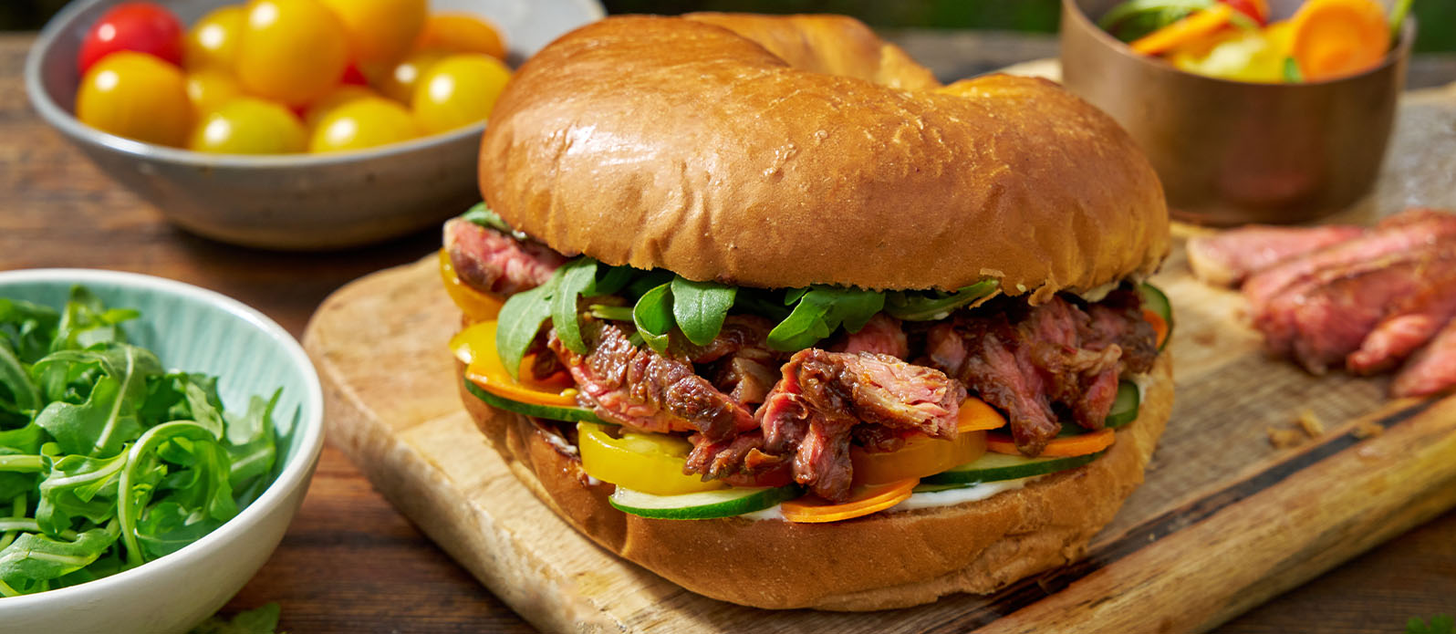Kryddig smörgås med nötkött och krispiga pickles