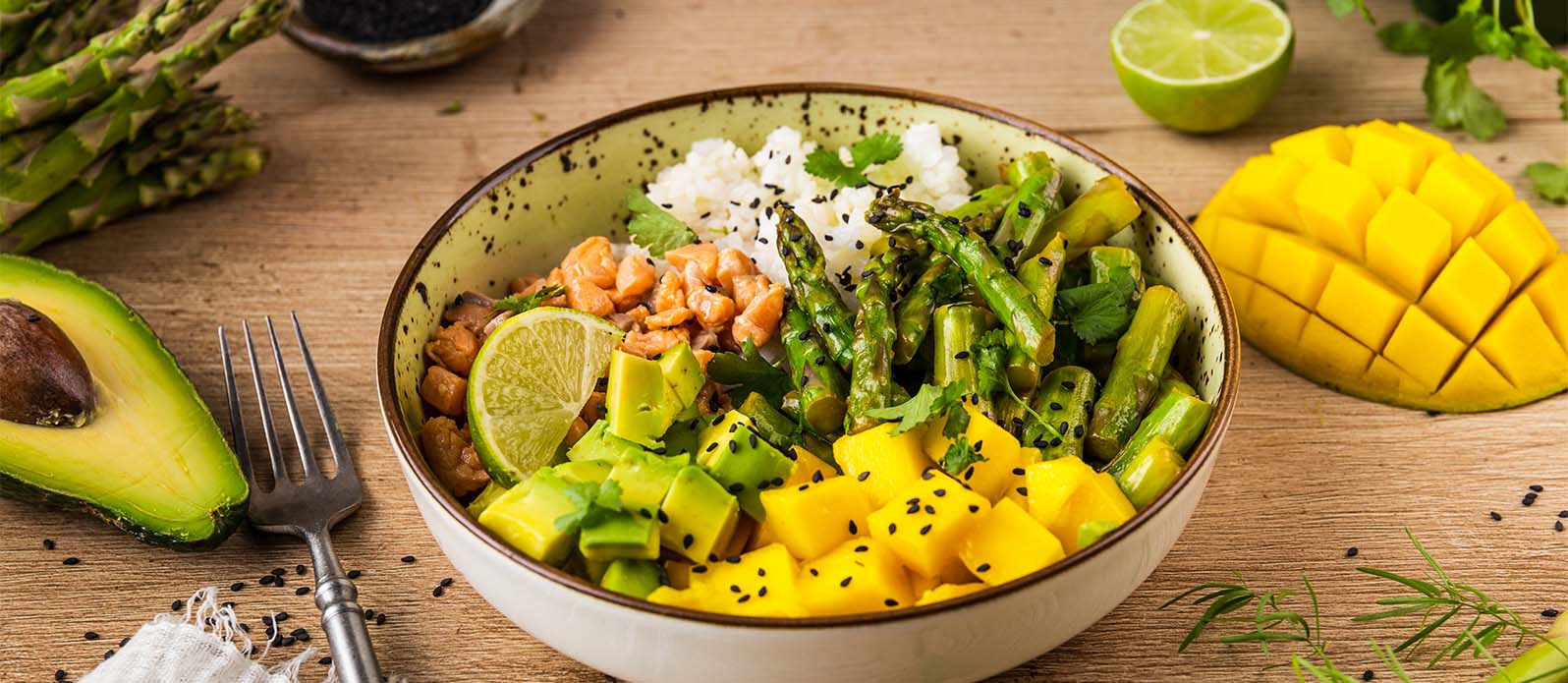 Poke bowl med sparris och laxceviche