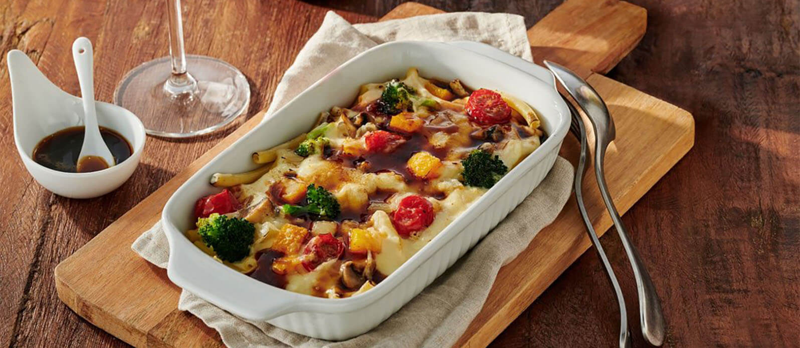 Gratinerade grönsaks-maccheroni med söt sojasås