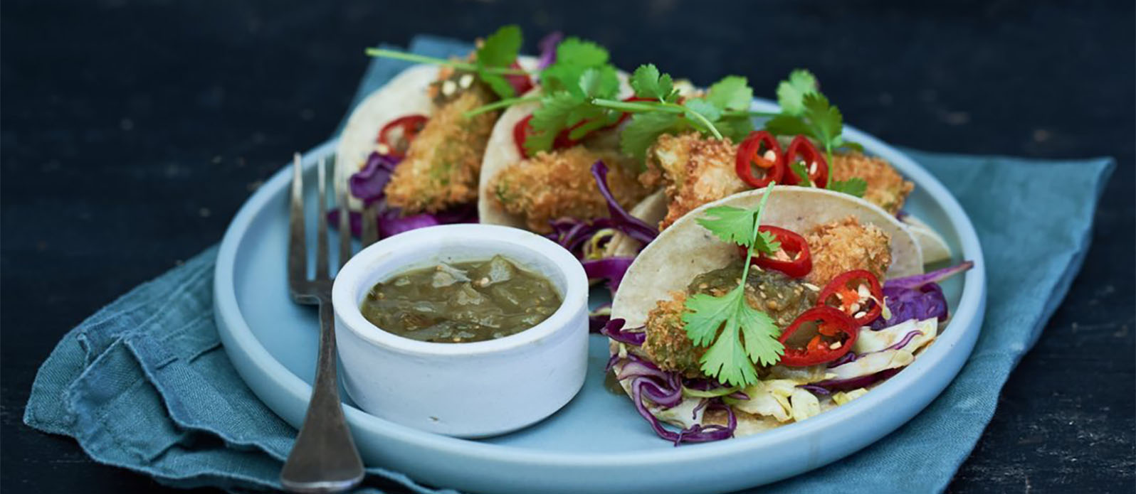 Tacos med friterade avokador och poké-rödkål