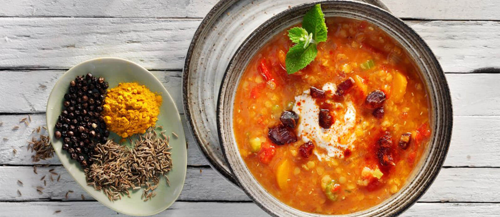 Röd linsgryta med kryddyoghurt och dadeltärningar