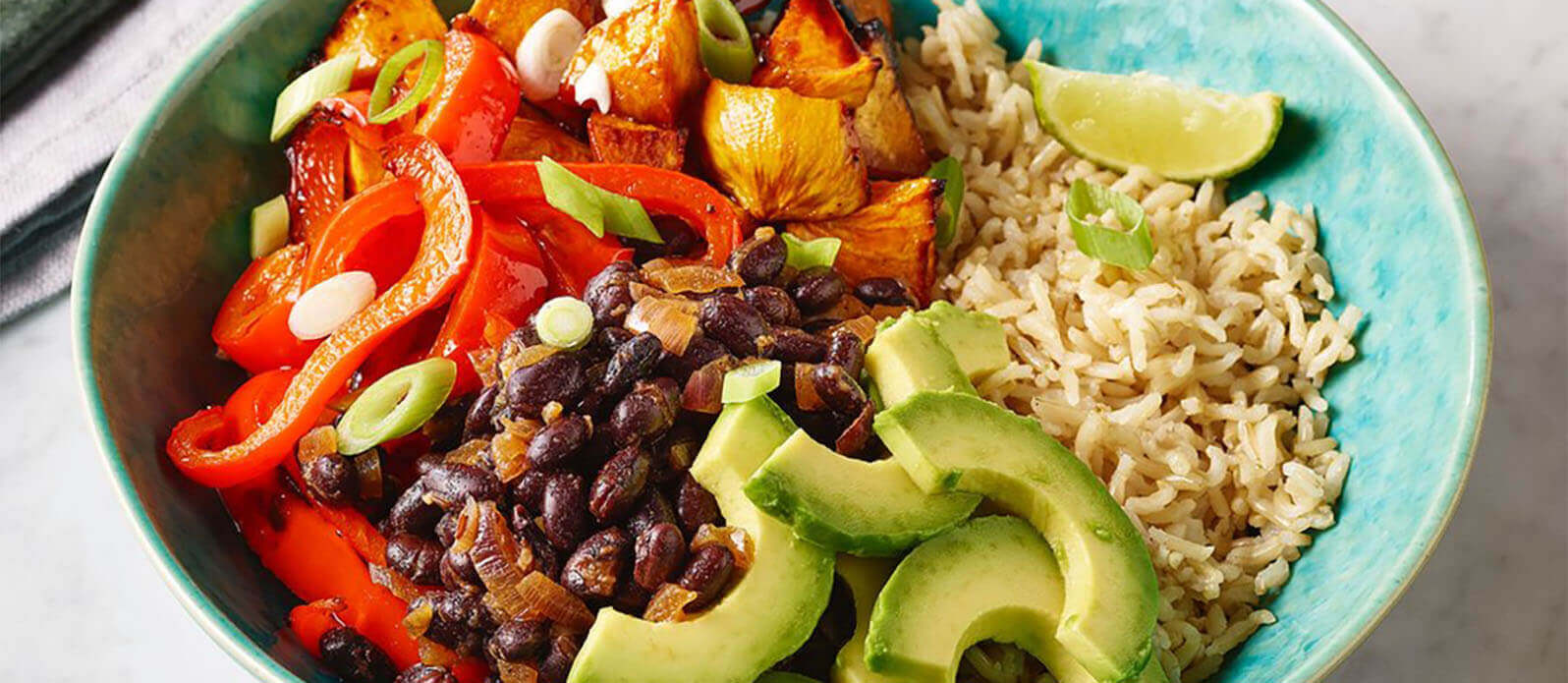 Burritobowl med teriyakisötpotatis, svarta bönor och avokado