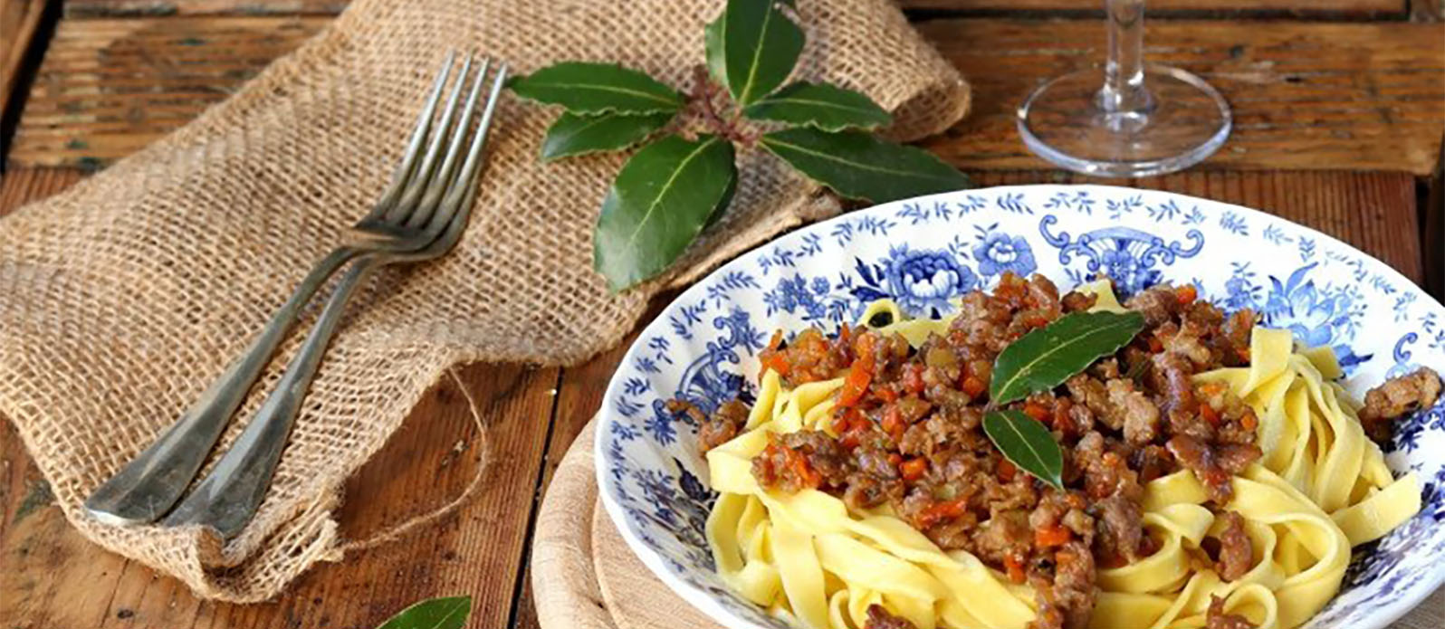 Tagliatelle med ragù bianco och sojasås