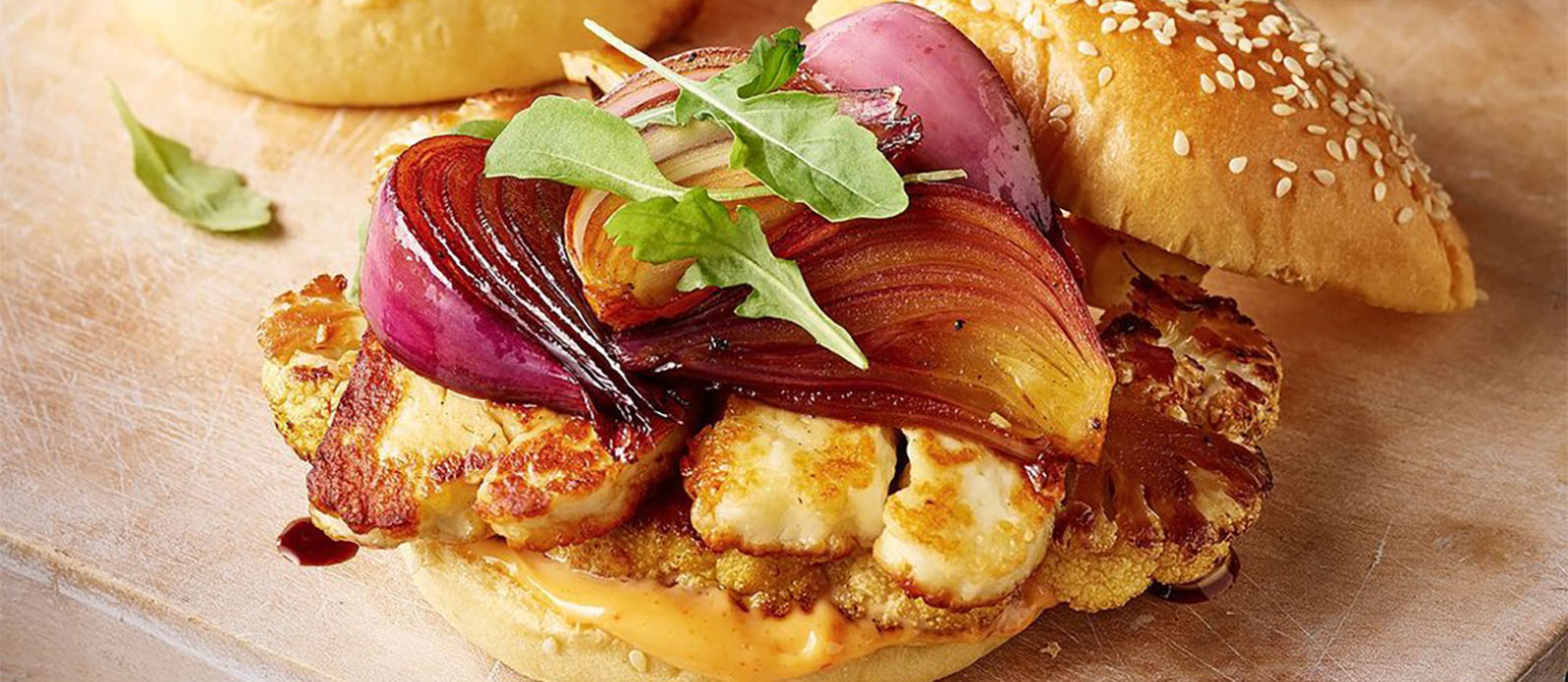 Teriyaki-blomkålsburgare med halloumi