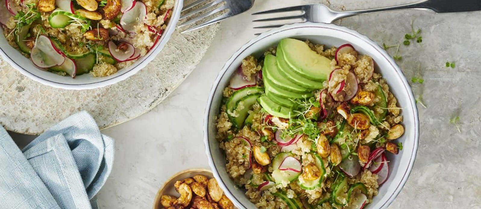 Quinoa sallad med avokado och rostade nötter