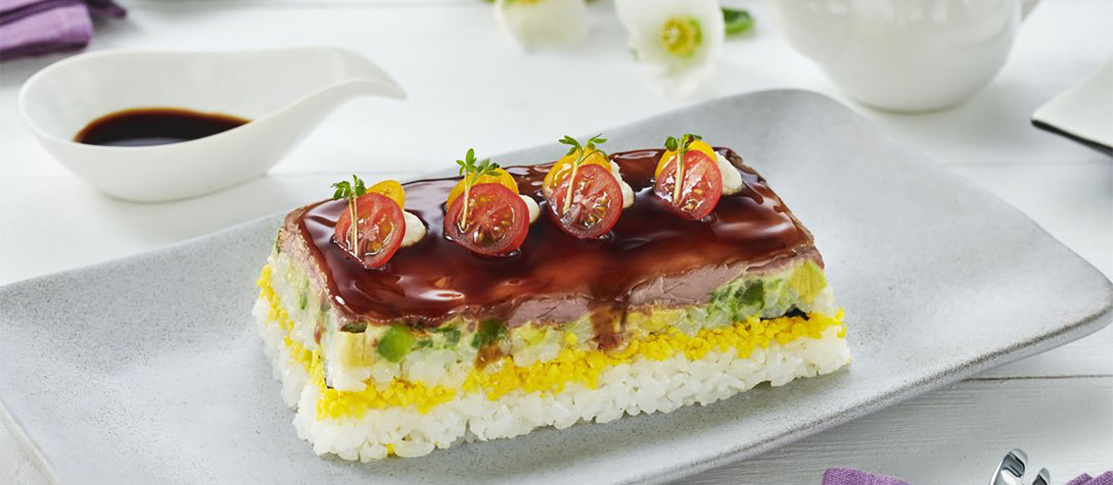 Sushitårta med rostbiff och avokado