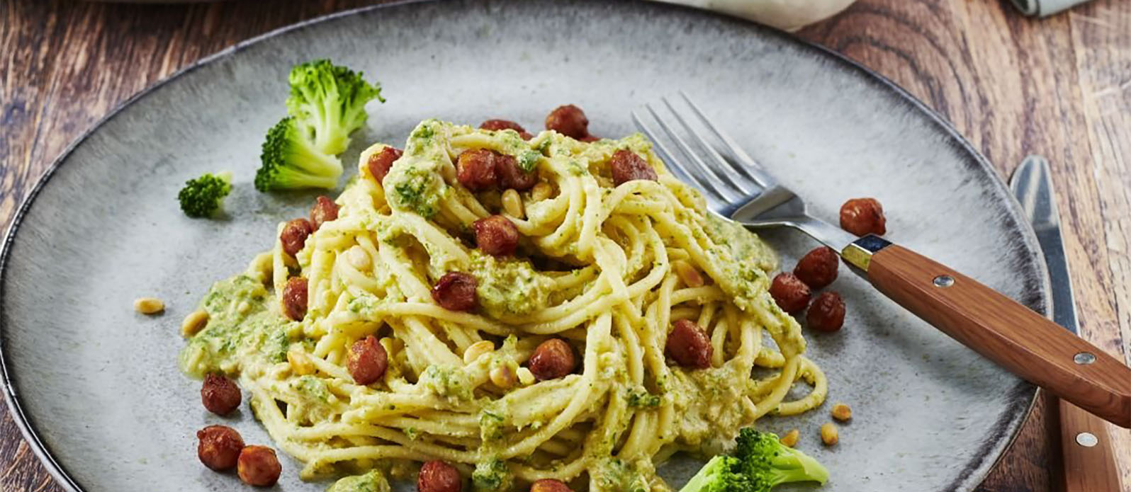 Spaghetti med broccolipesto och honungsglaserade kikärtor