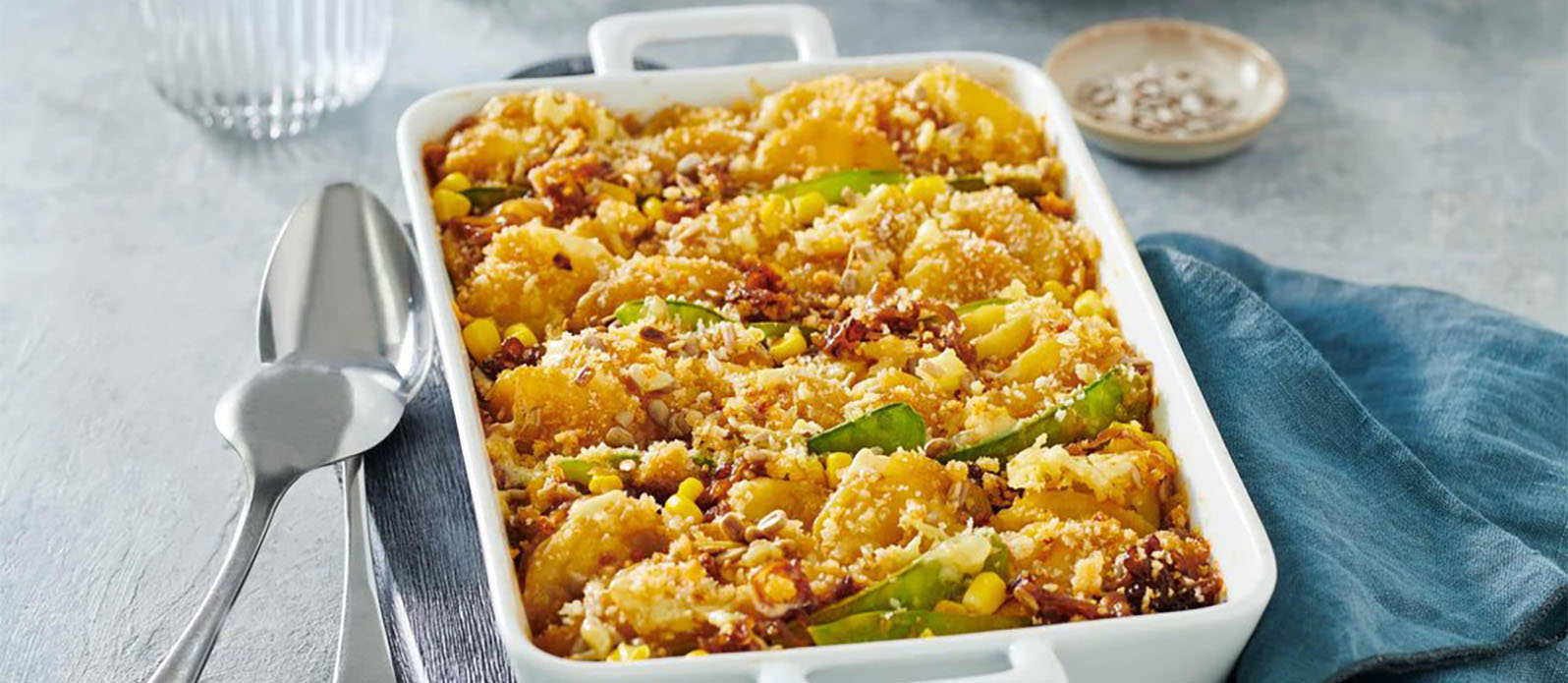 Pankogratinerad potatisgratäng med lök och grädde