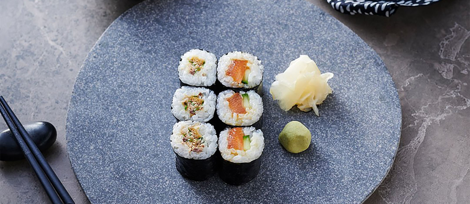 Maki Sushi med sardiner, basilika och Lax Poke
