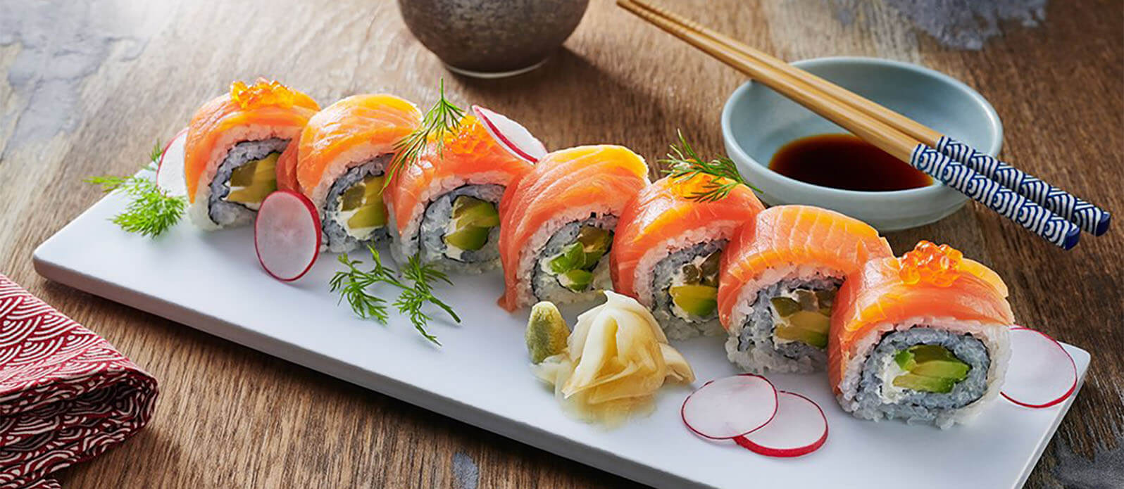 Rulle med rökt lax och avokado (Uramaki)