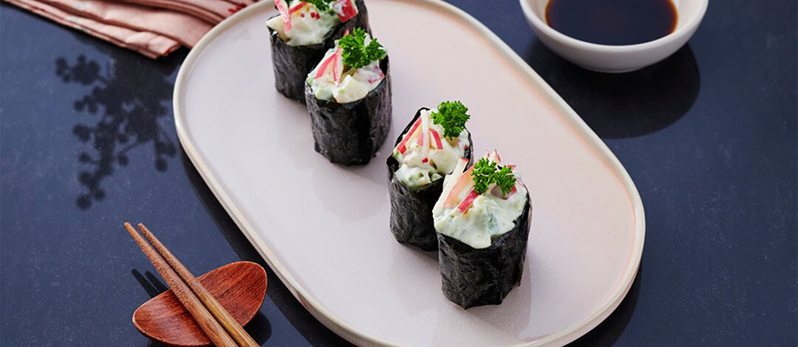 Vegetarisk Gunkan Maki Sushi med avokado och äpple