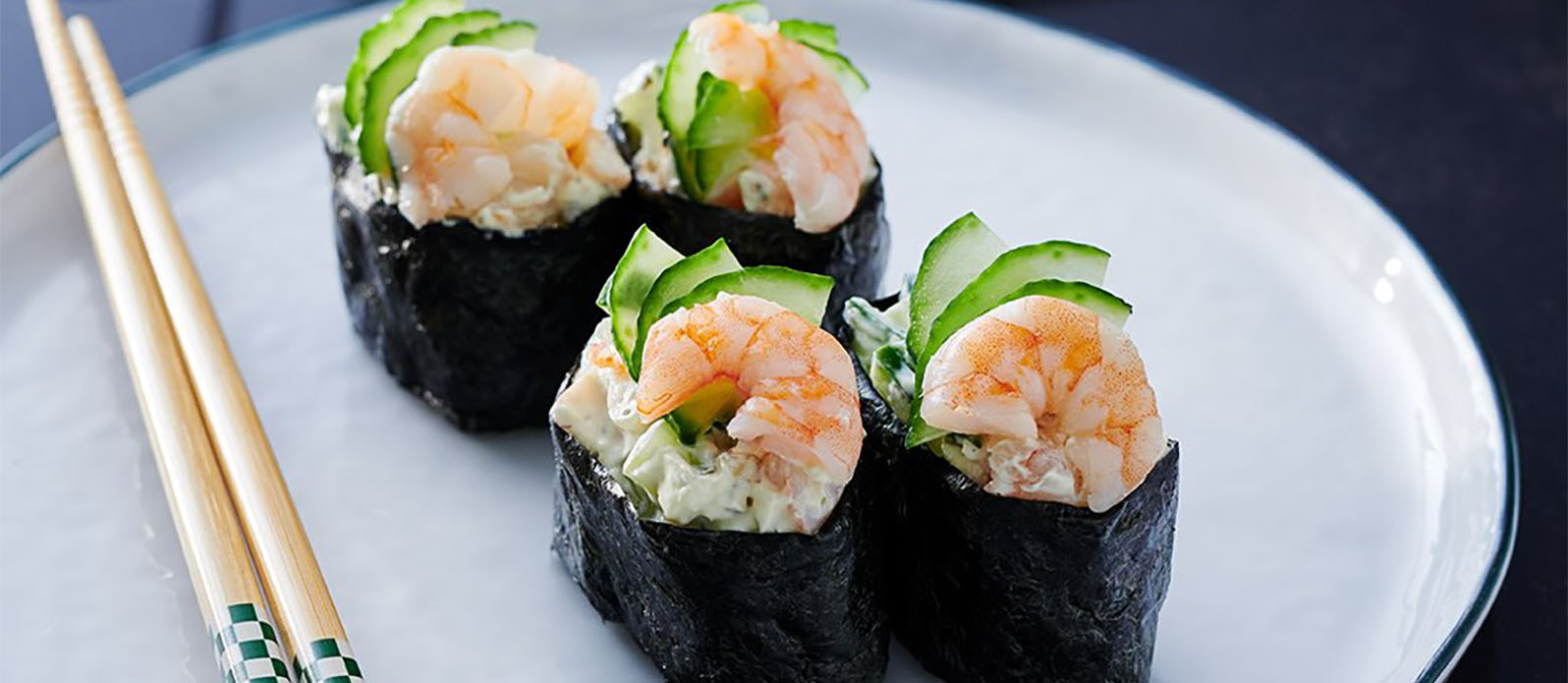 Gunkan Maki Sushi med räka och gurka