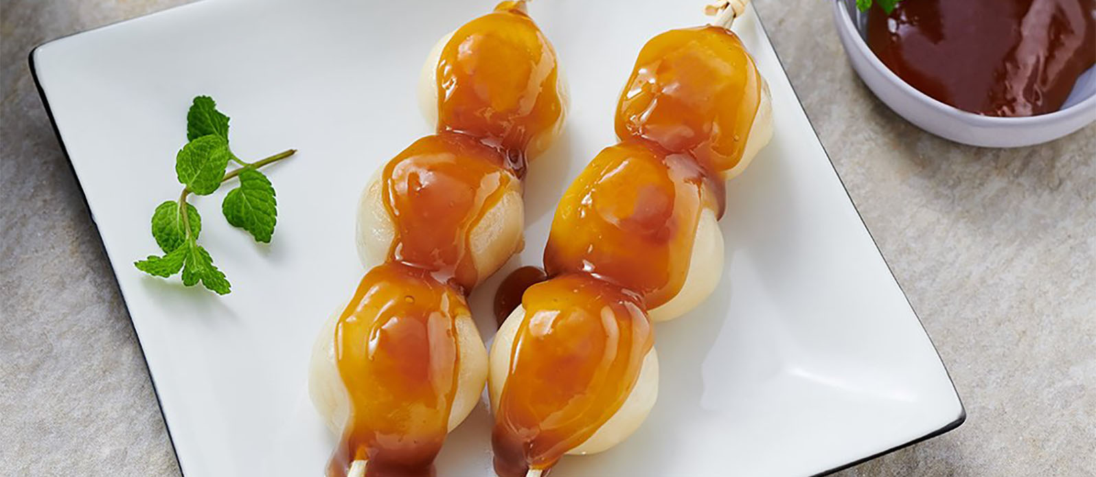 Mitarashi-dango (Mochibollar med söt sojasåsglasyr)
