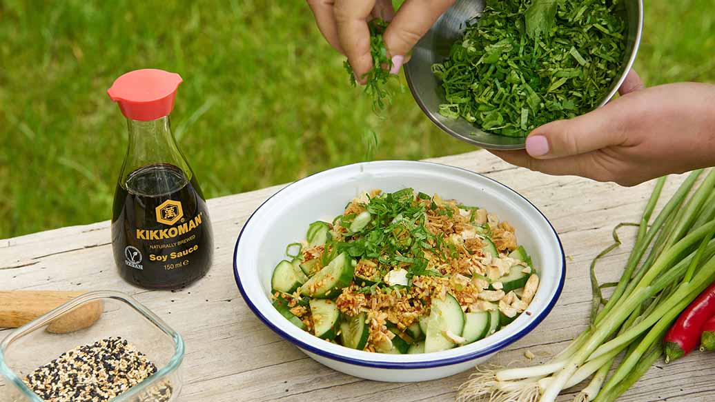 Gurksallad med nötter, chili & sojasås